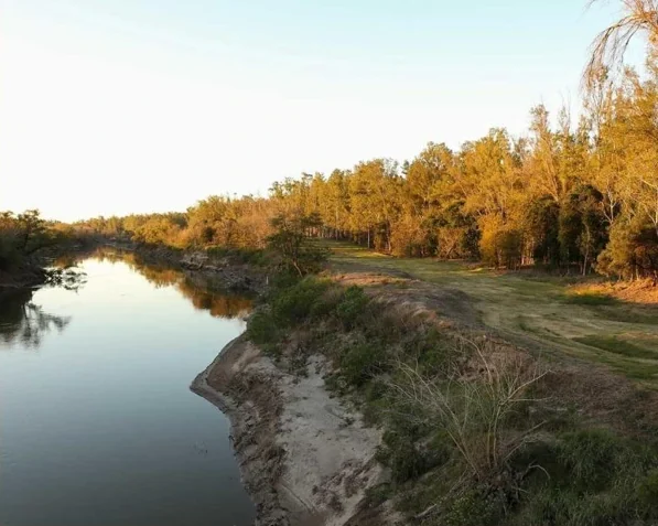 El río Carcarañá entre barrancas y montes al atardecer