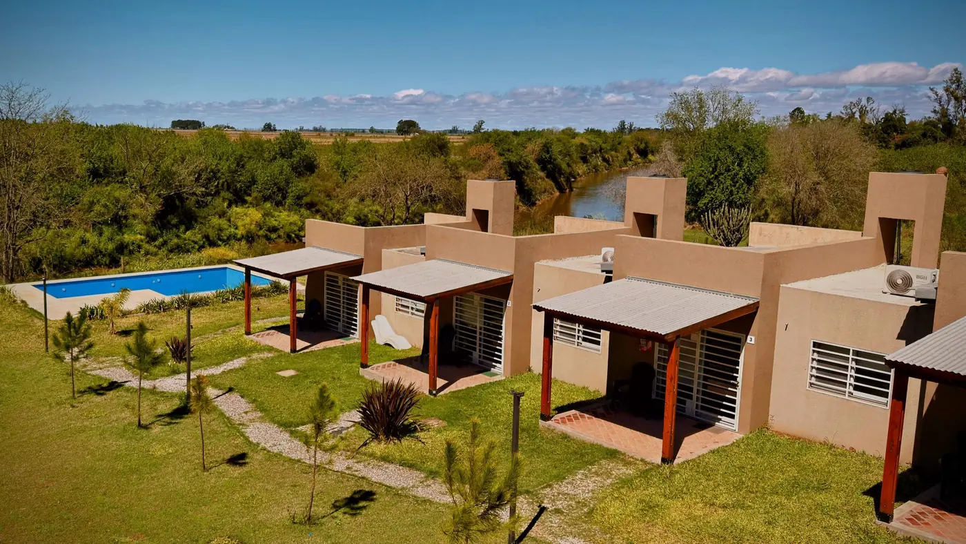 Vista aérea de los loft con pileta y parque