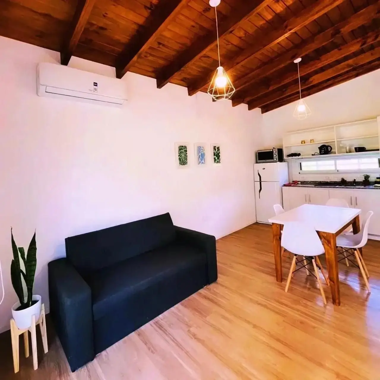 Living y cocina con techo de madera