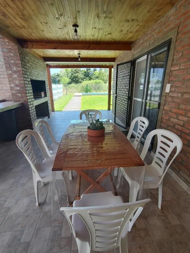 Galería con parrillero de uso exclusivo de cada casa