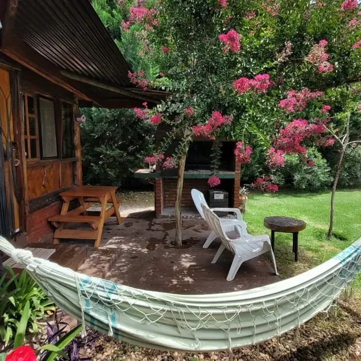 Galería con hamaca paraguaya y árboles en flor