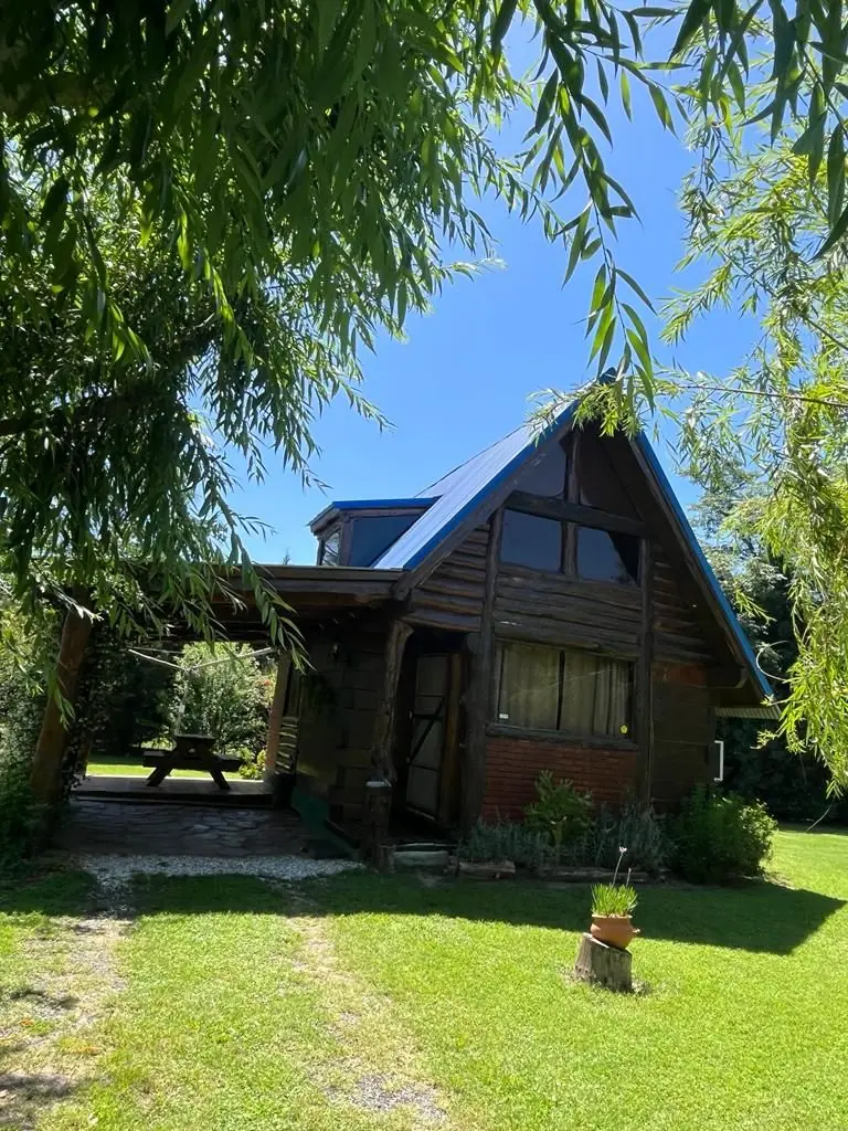 Cabaña alpina con jardín