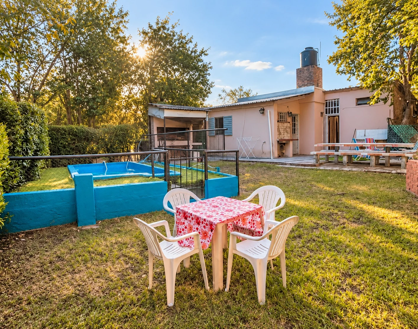 Parque de la Casa de Campo, con mesa y sillas junto a la pileta