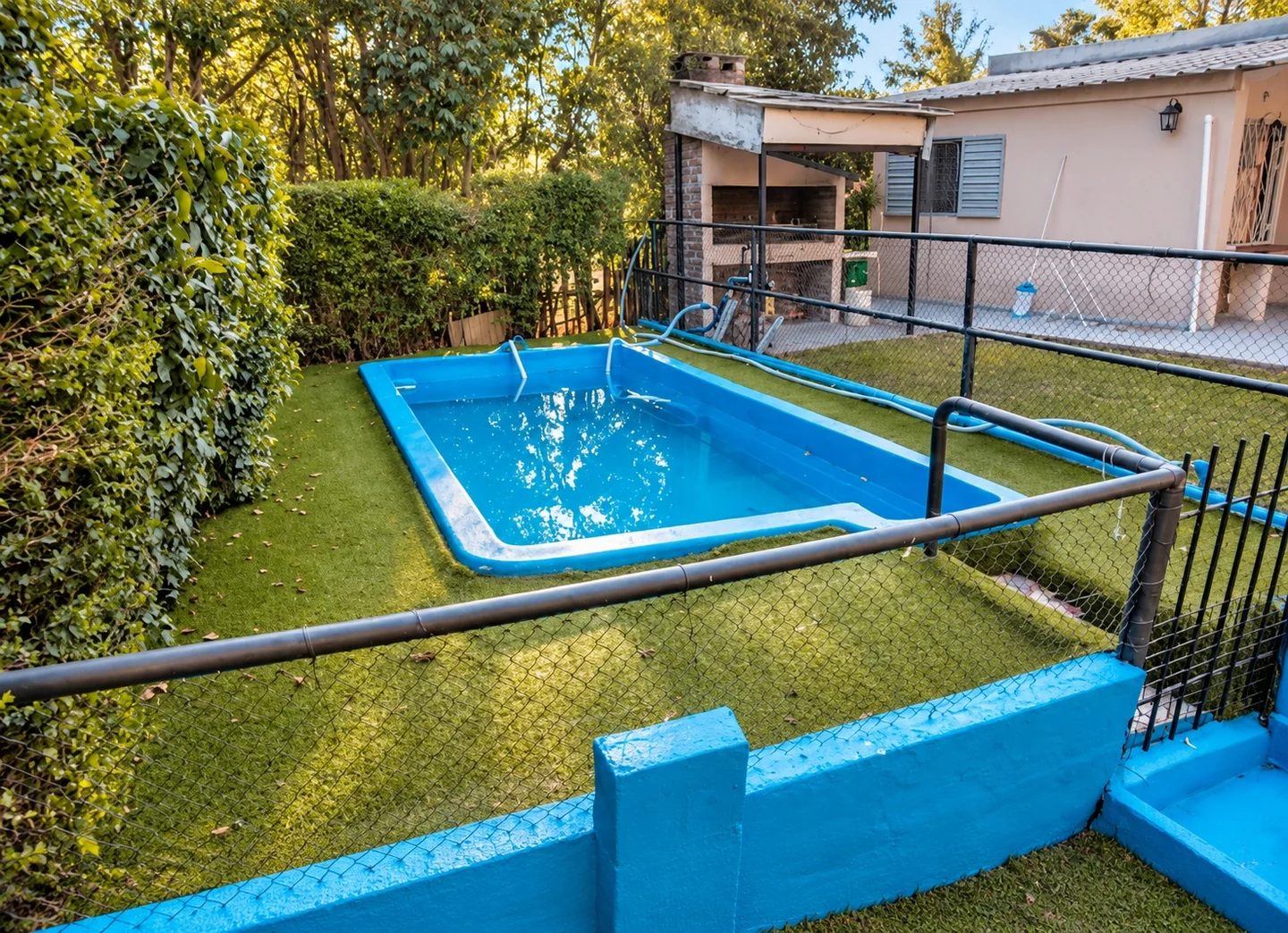 Pileta de la Casa de Campo con césped sintético y cerco