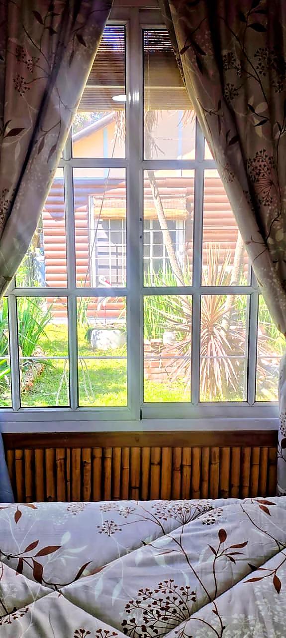 Dormitorio con vista al jardín