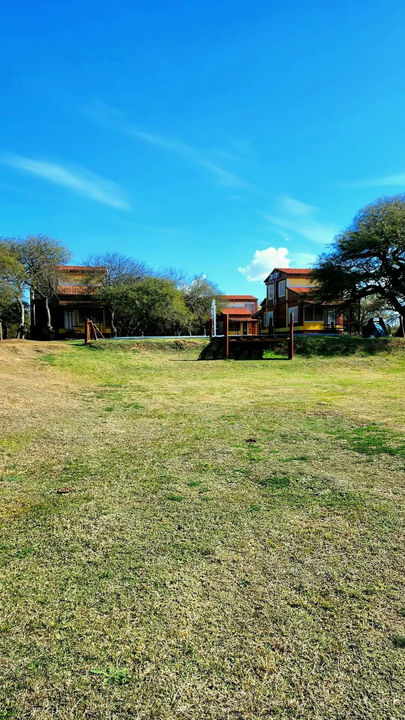 Vista del complejo desde la orilla del brazo del río