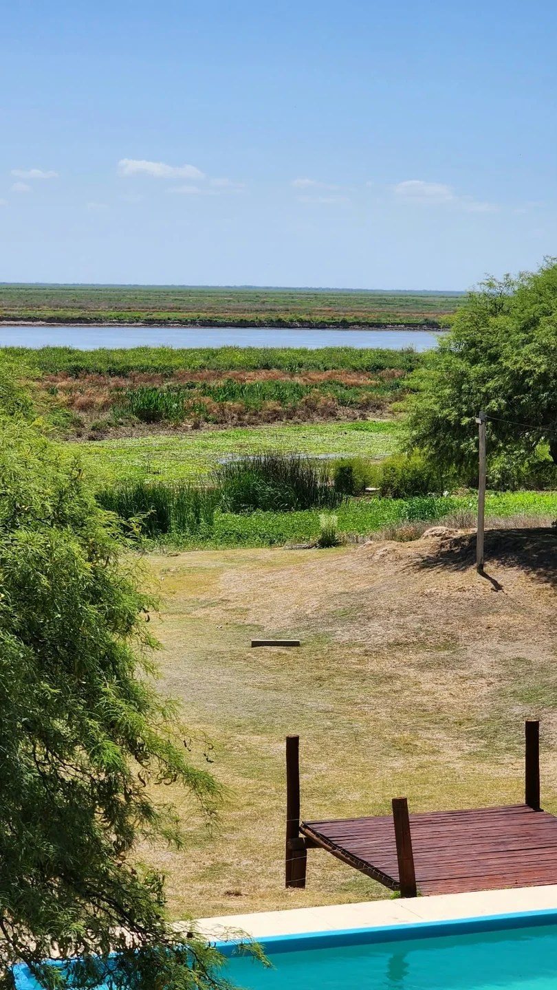 Vista del humedal y el río en Monje