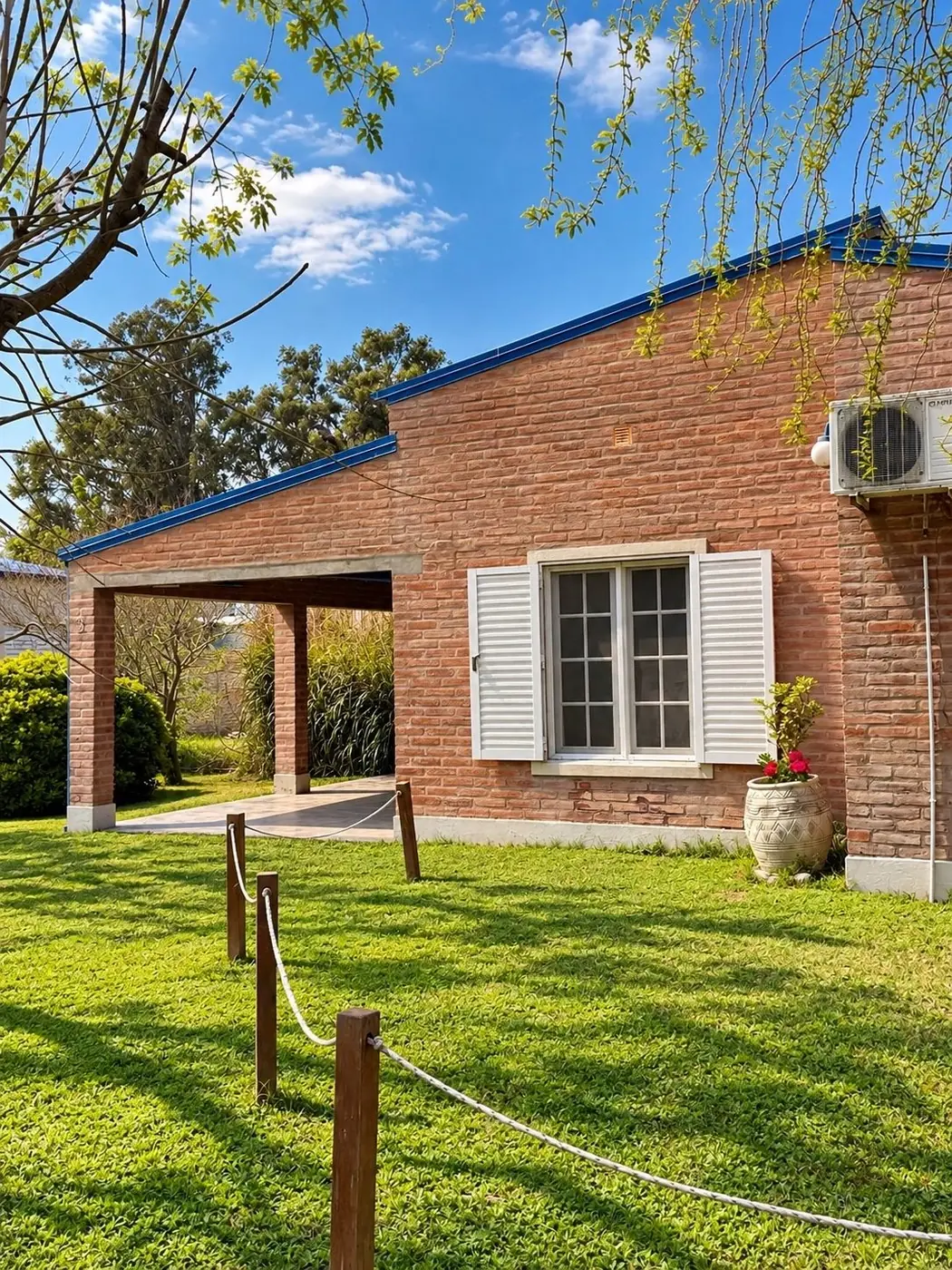 Cabaña de ladrillo con techo azul y aire acondicionado