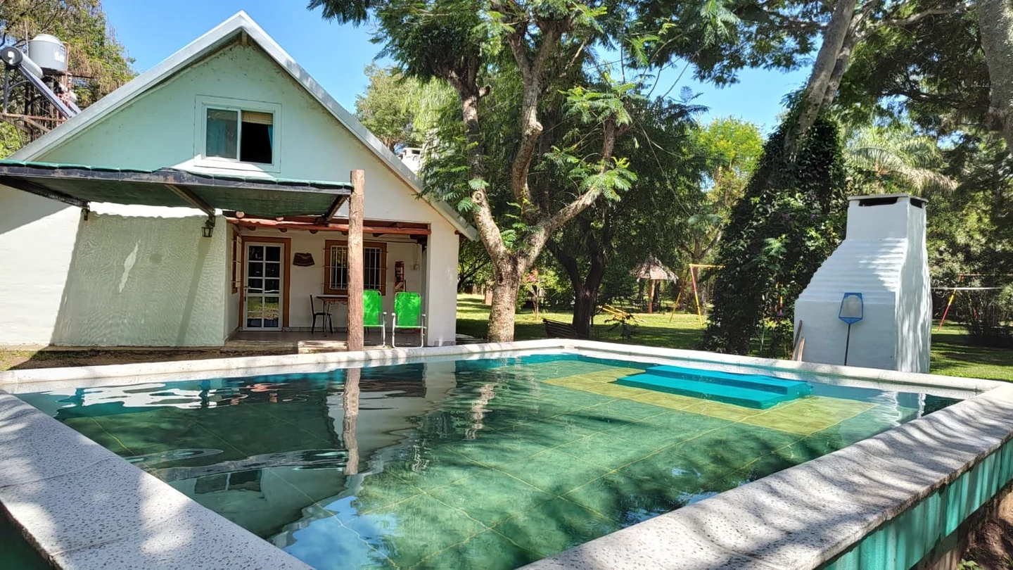 Cada cabaña tiene su cochera, su piscina y un patio exclusivo con asador