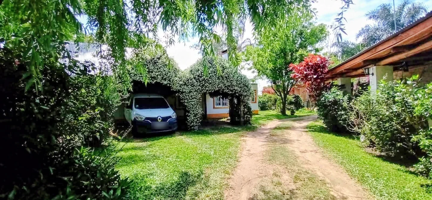 Cocheras verdes, una por cabaña