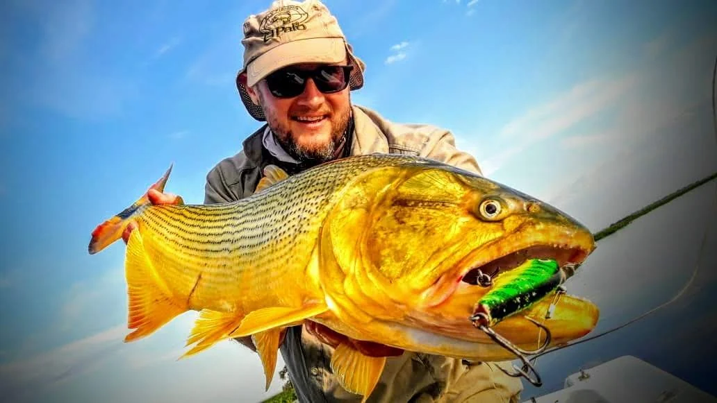 Pesca deportiva con devolución obligatoria y guía profesional