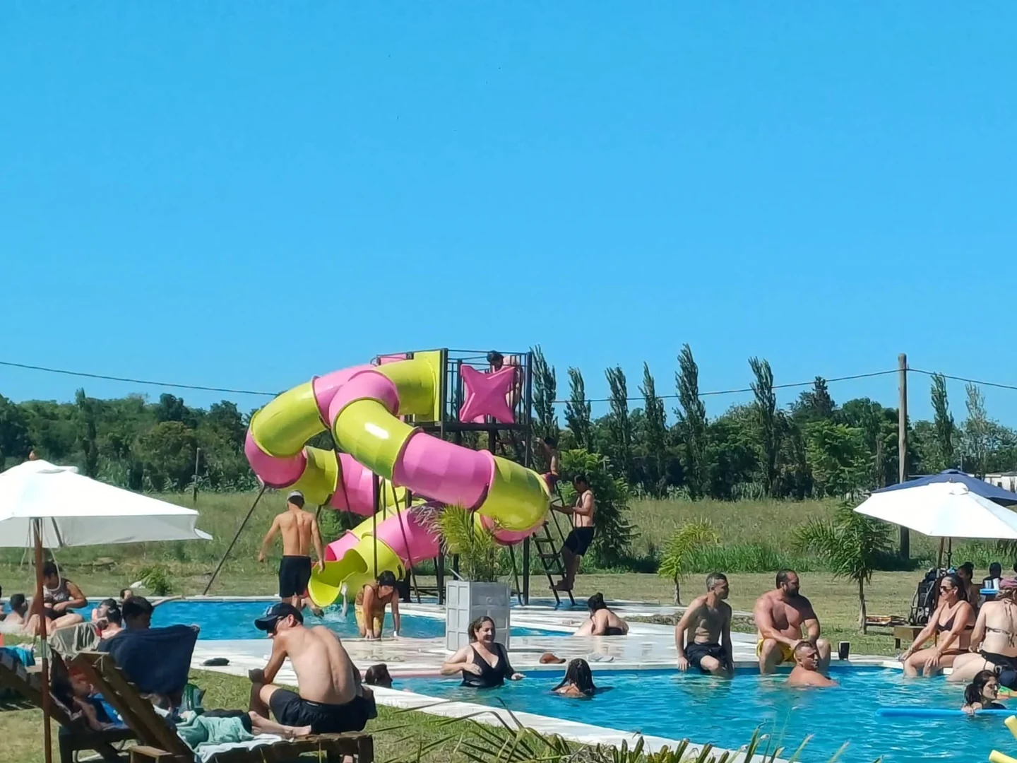 Pileta con tobogán acuático en un día de verano