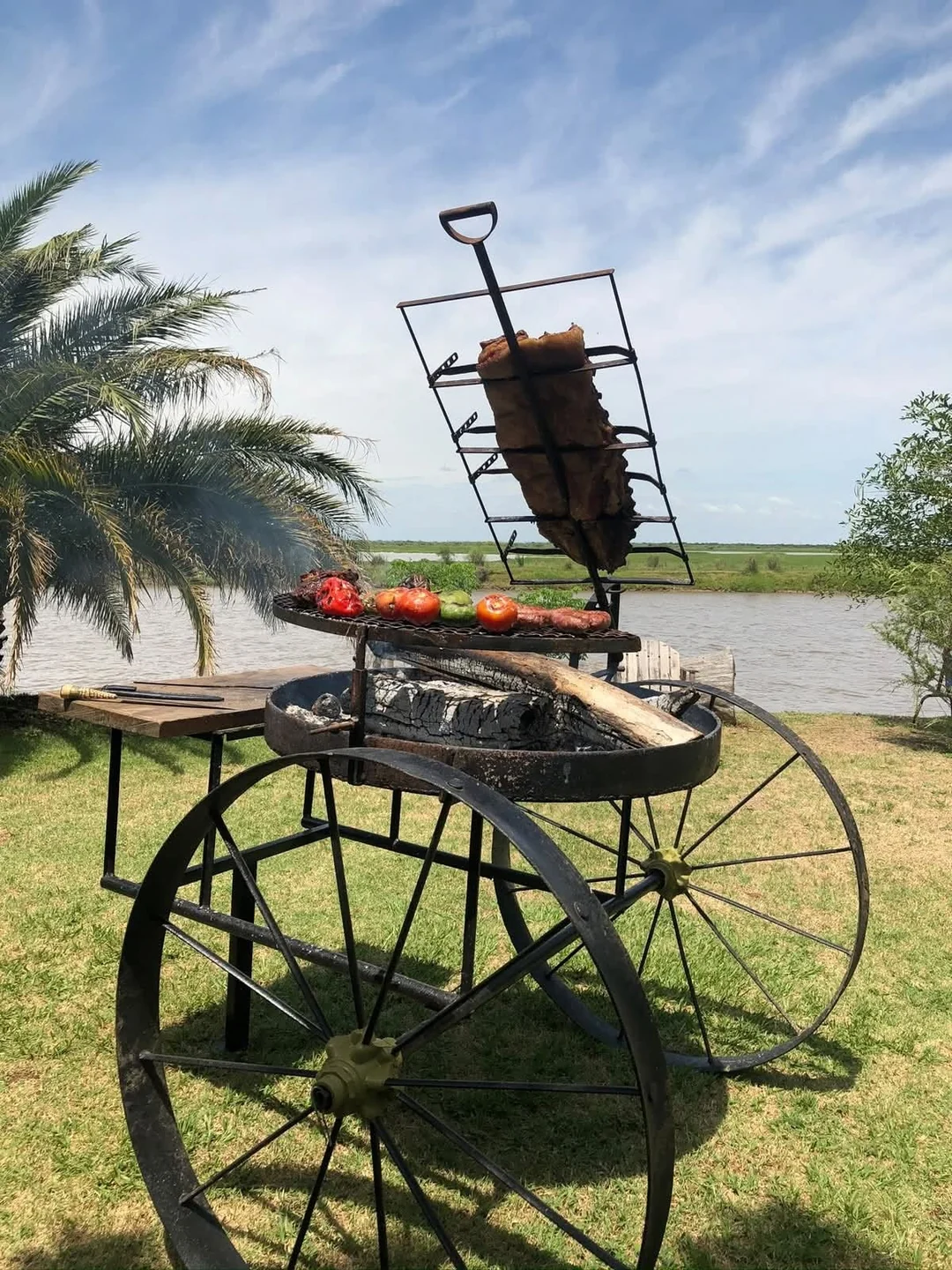 Asado a la estaca frente al río