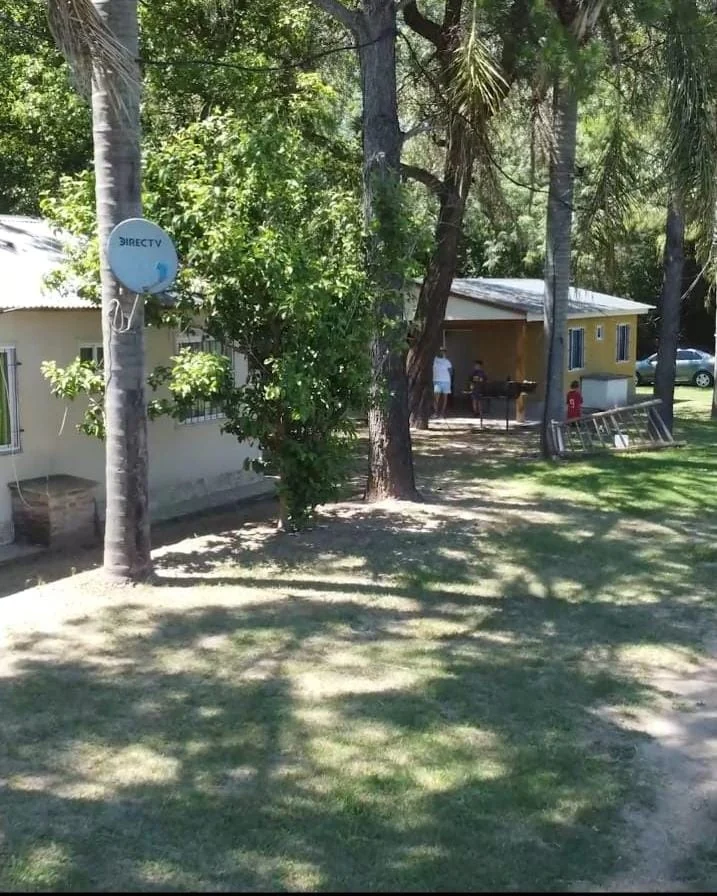 Cabañas entre árboles, con parrilla en la galería