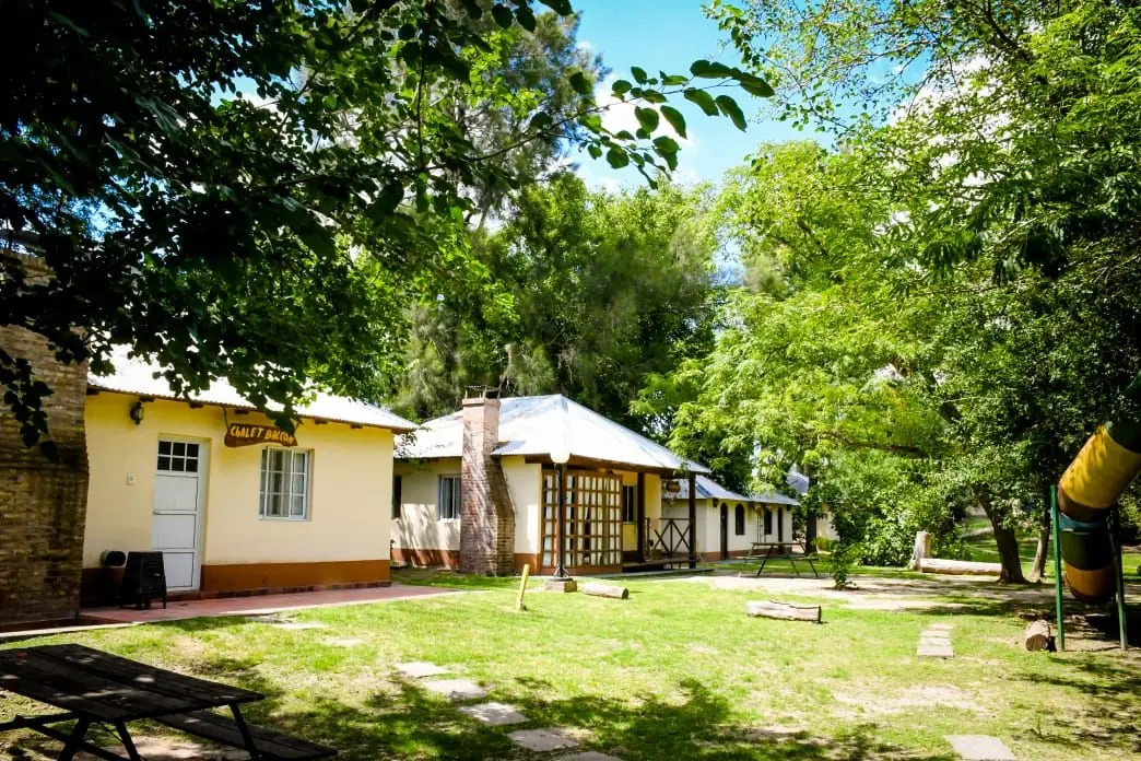 Cabañas y parque arbolado