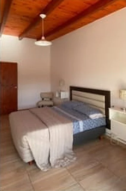 Dormitorio con cama matrimonial