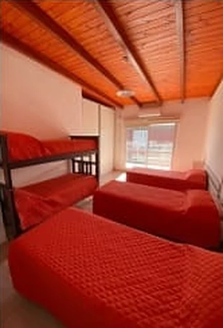 Dormitorio con cuchetas y camas individuales