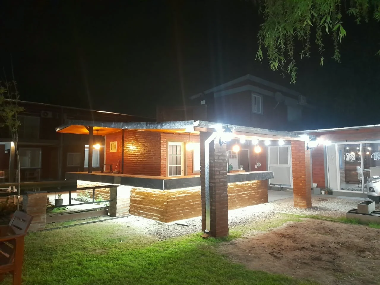 El restobar iluminado de noche