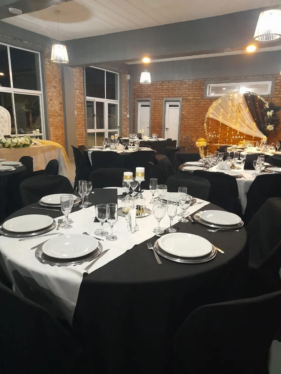 Salón de eventos preparado para una celebración