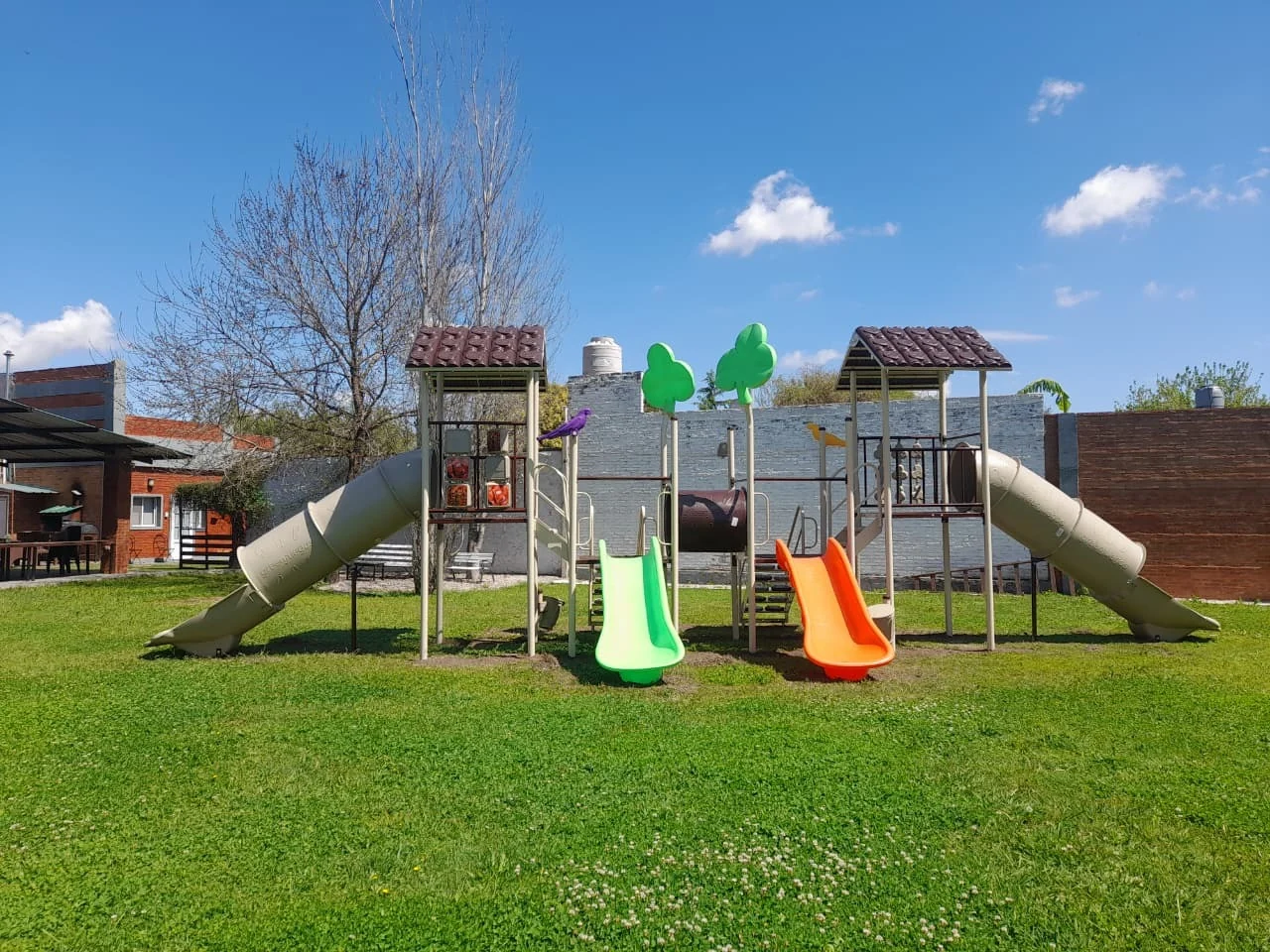 Plaza de juegos para chicos en el parque
