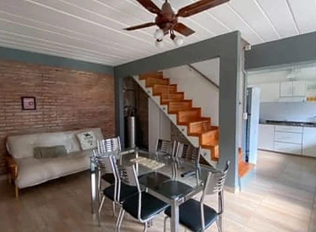 Living comedor con escalera a la planta alta