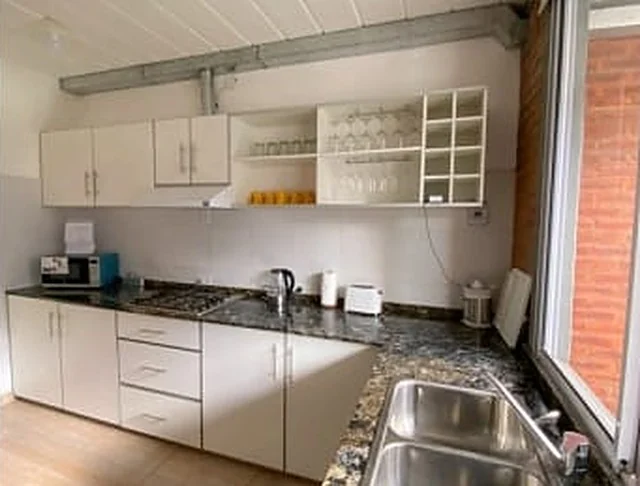 Cocina equipada de un apartamento