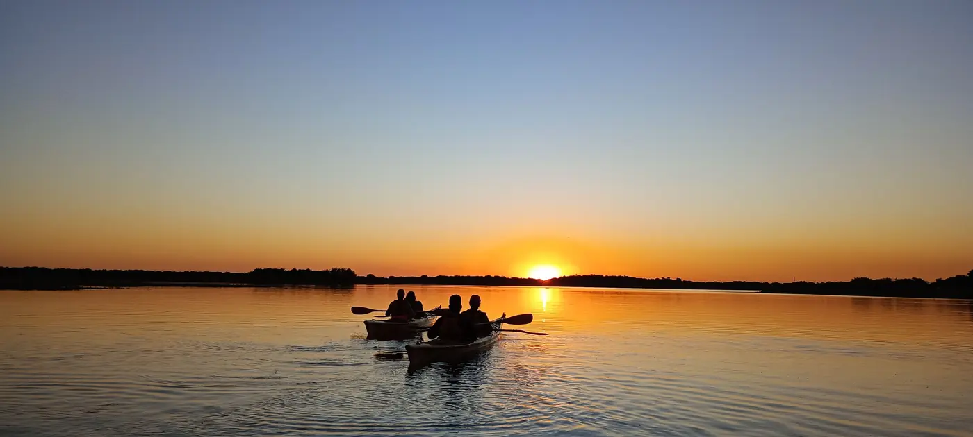 Kayak en el río al atardecer