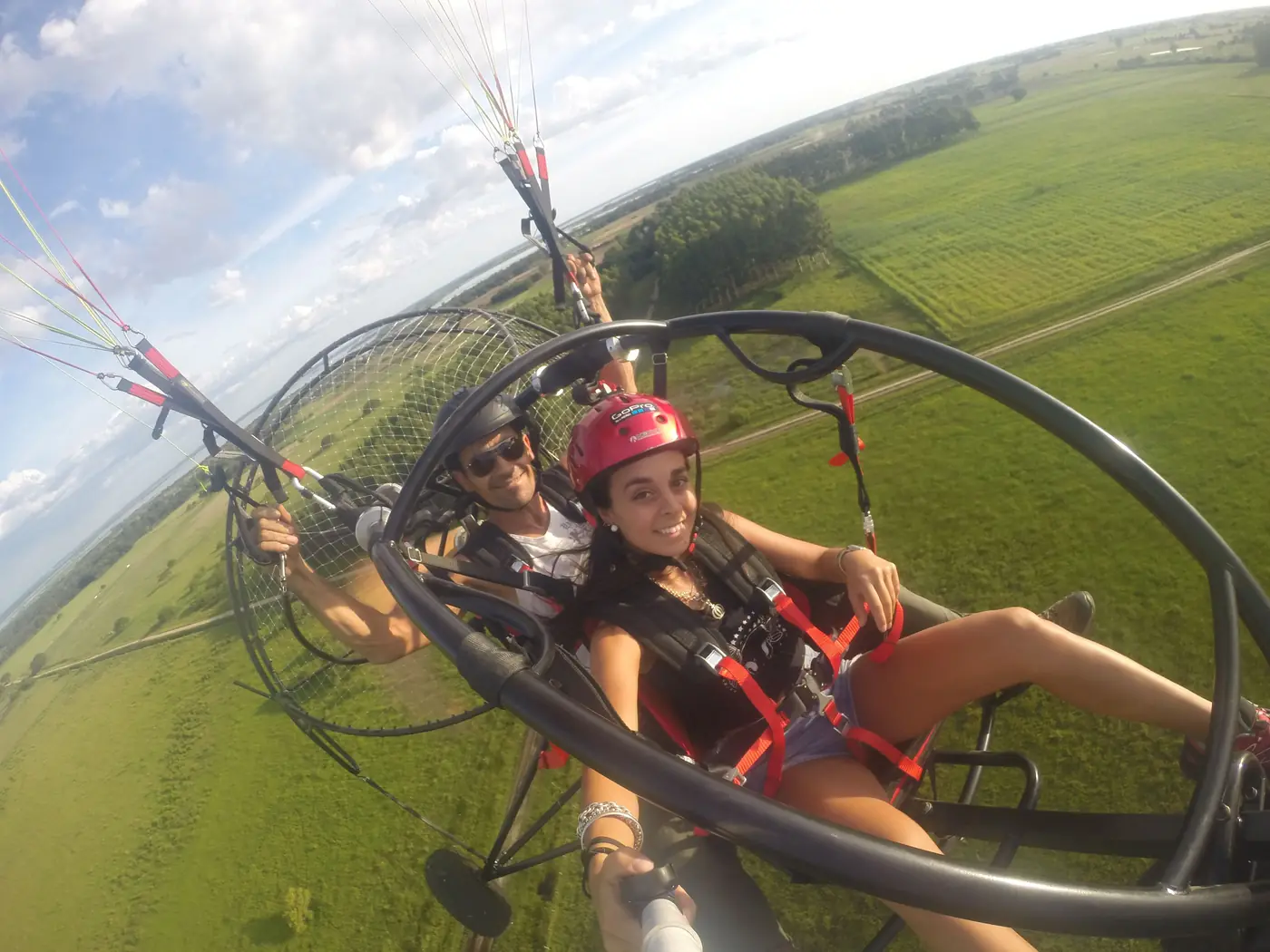 Vuelo en paratrike sobre los campos y lagunas de la costa